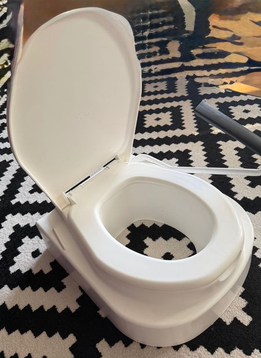 Накладка на унітаз для літніх людей чи людей з інвалідністю