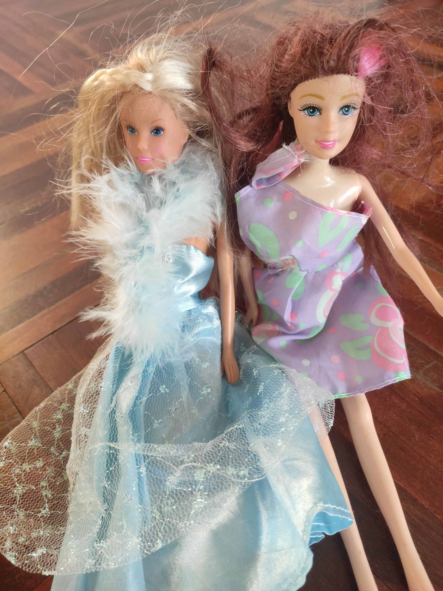 Dwie lalki z sukienkami