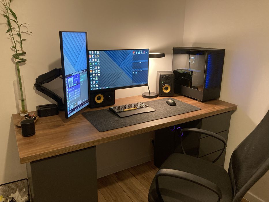 Zestaw komputerowy - Stanowisko PC Monitory