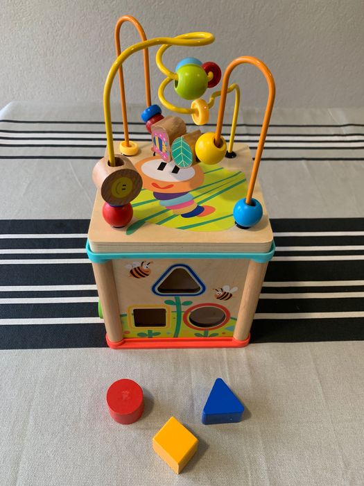 Cubo de atividades em madeira