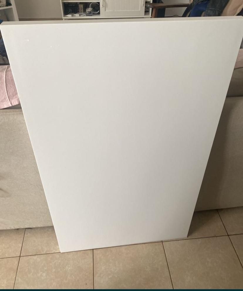 Vende-se mesa branca em 2 mǎo