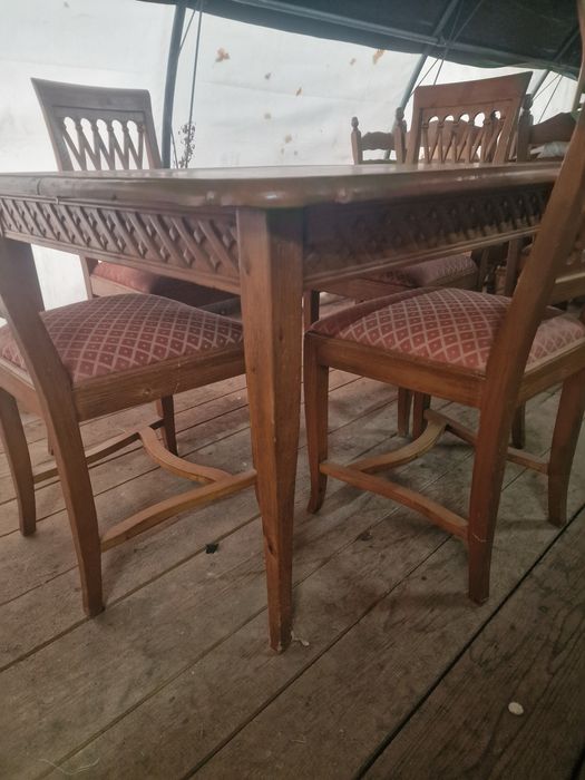 Stylowy sosnowy stół z krzesłami czterema