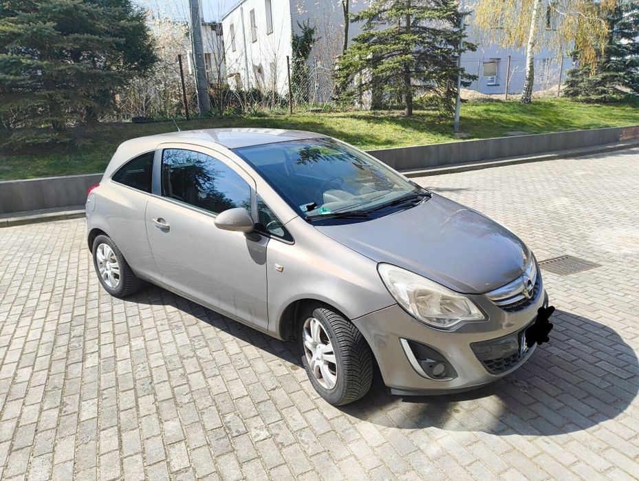 Opel Corsa 1,4 benzyna 2011 z fabrycznym bagażnikiem na rowery