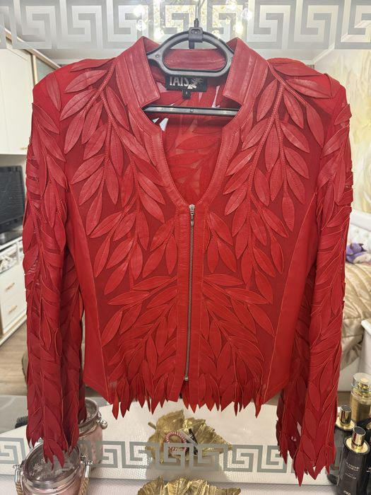 Кожаный костюм очень красивый в хорошем состоянии