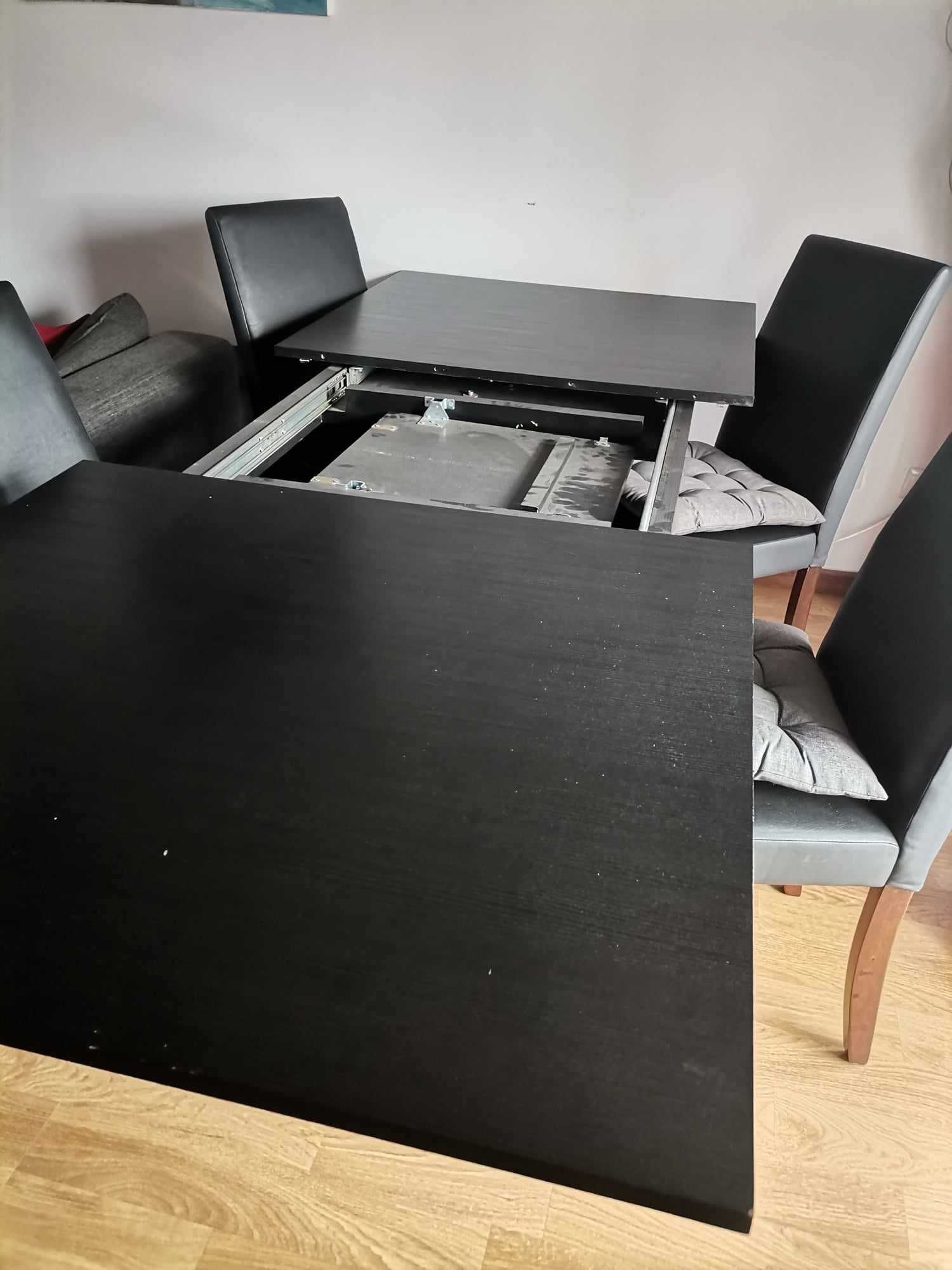 Vende-se mesa extensível com 4 cadeiras