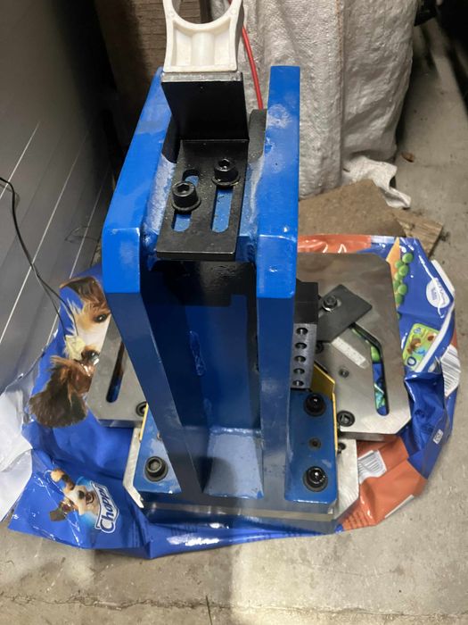 METALLKRAFT AKM 100 T - Ręczna wykrawarka