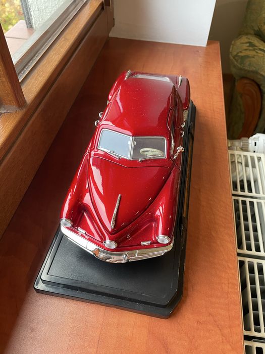 1948 Tucker Torpedo – Road Signature 1:18 Diecast Model (Red)
