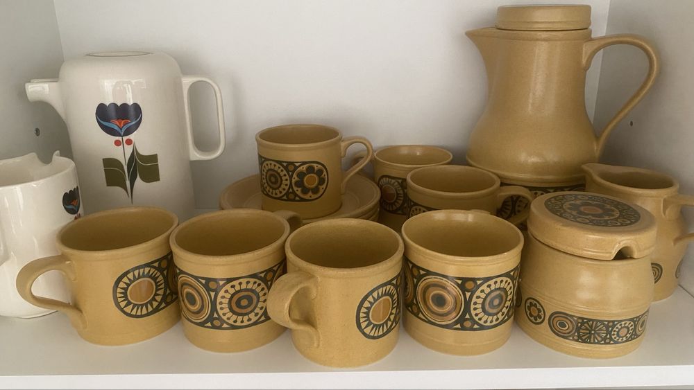 Conjunto de canecas e bule