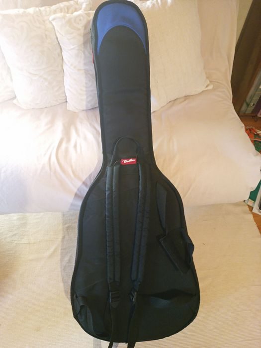 Guitarra Clássica Valência com saco e com acessórios.