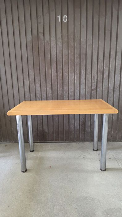 Stół drewniany z metalowymi nogami 60x110
