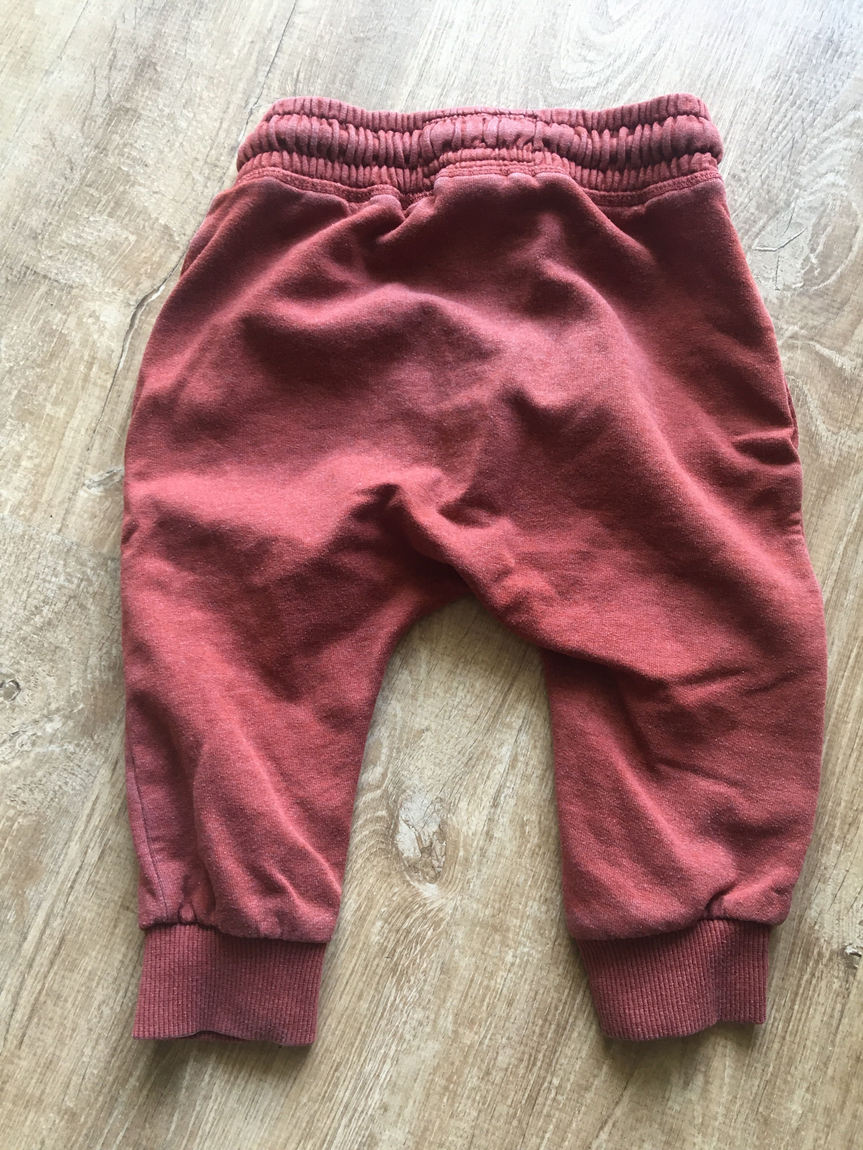 Ceglaste czerwone rude dresowe spodnie lekkie baggy Next 80