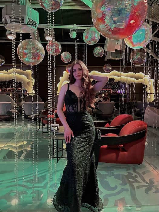 Чорна вечірня сукня