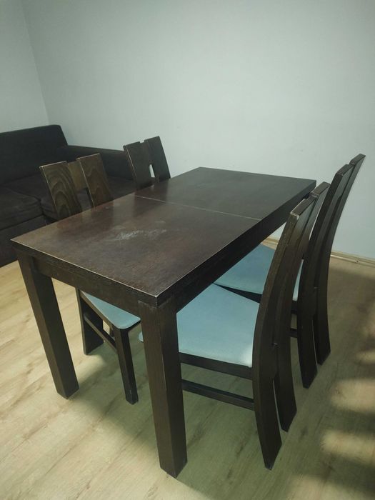 Solidny rozkładany stół i 4 krzesła