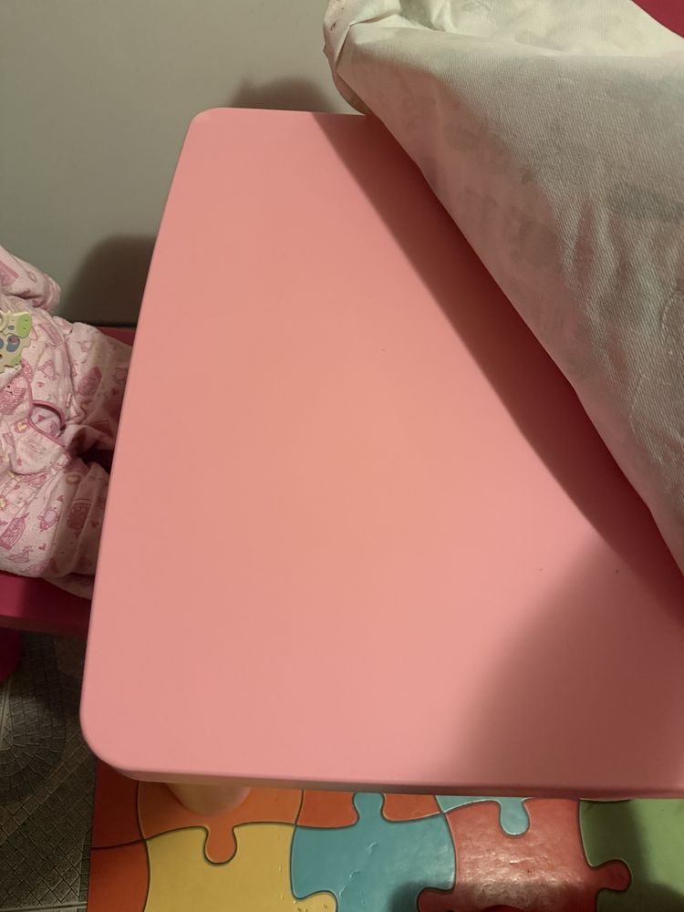 Mesa com cadeiras de criança