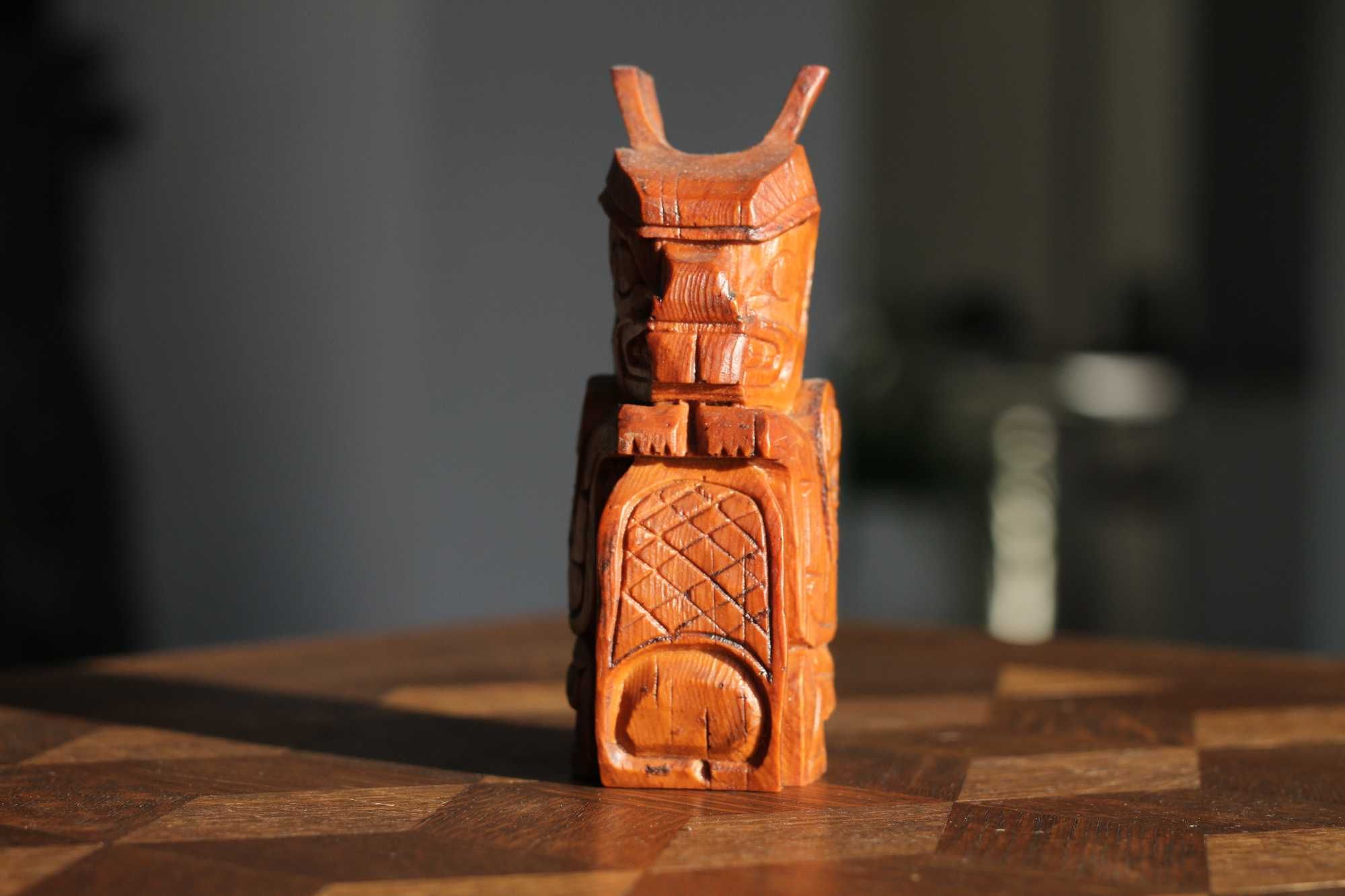 Alaskan Tufflukk totem z drewna sygnowany stary 15 cm