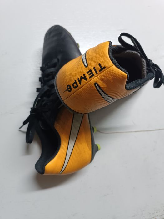 Nike tiempo laranjas/pretas