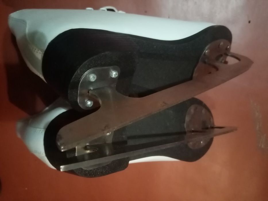 Продам коньки женские