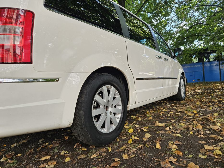 Chrysler Grand Voyager 2009 рік 2.8 дизель автомат 7 місць для військо