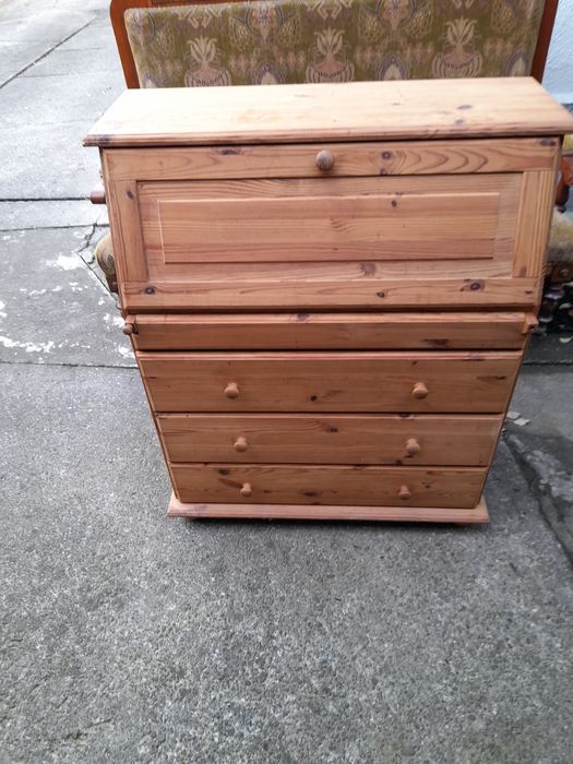 Ładny sosnowy sekretarzyk