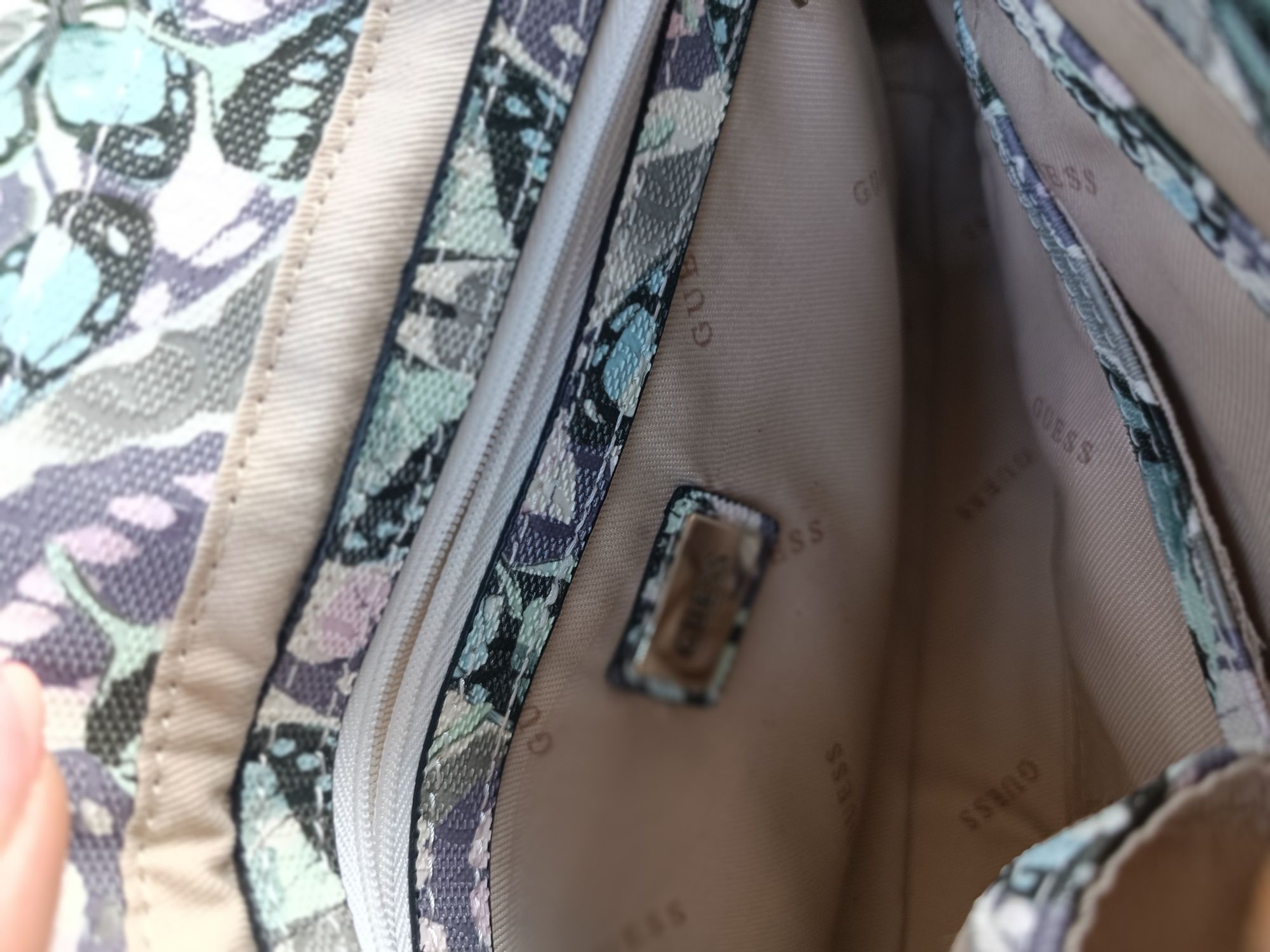 GUESS torebka Listonoszka Flutter w motyle,  NOWA! lakier