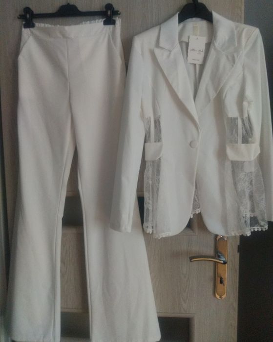 Nowy z metką elegancki garnitur damski z dodatkiem koronki