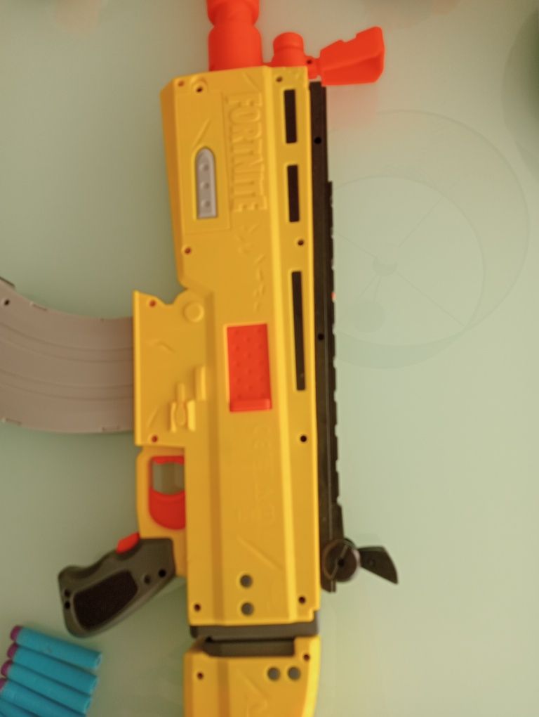 Nerf fortnite automática em excelente estado, acompanhada de 12 balas.