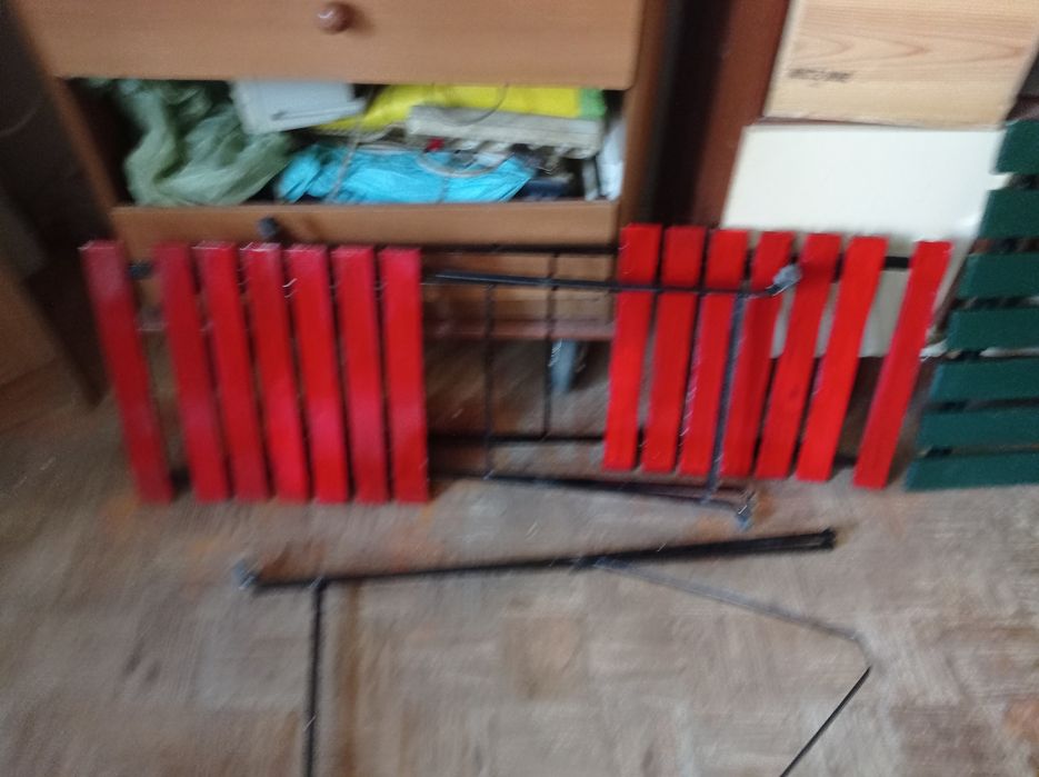 Mesa e cadeiras em madeira e ferro