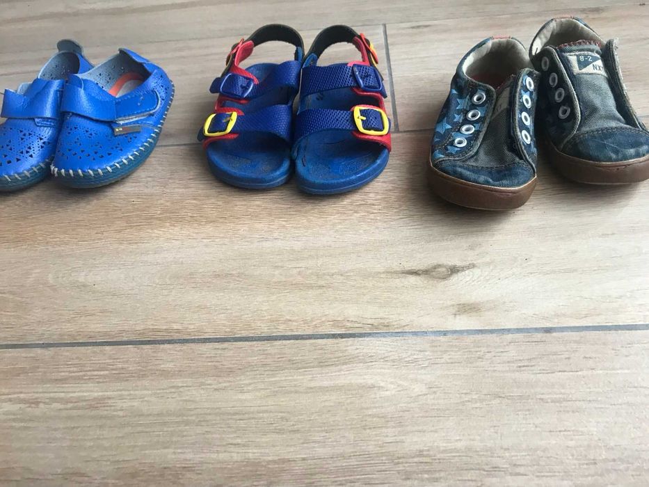 пара сандалів та кеди
