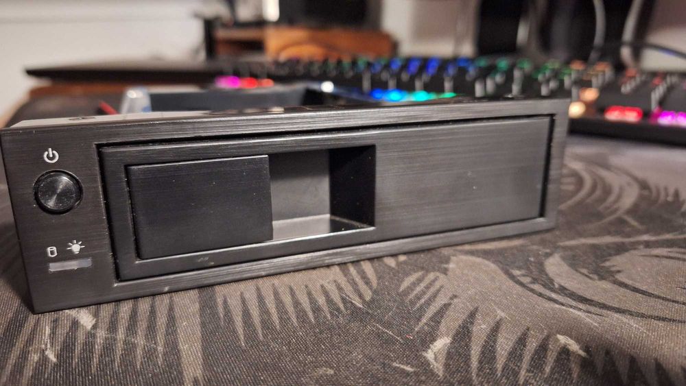 Gaveta 5.25'' para colocar HDD 3.5'' Sata, com botão On/Off