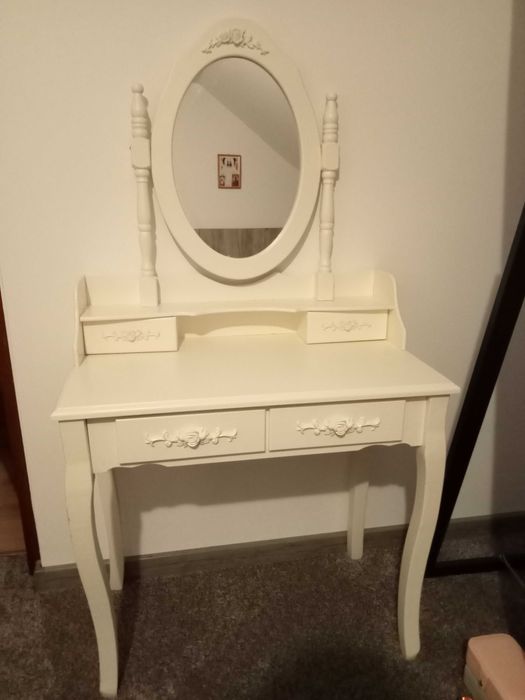 Toaletka biała rzeźbiona komoda lustro