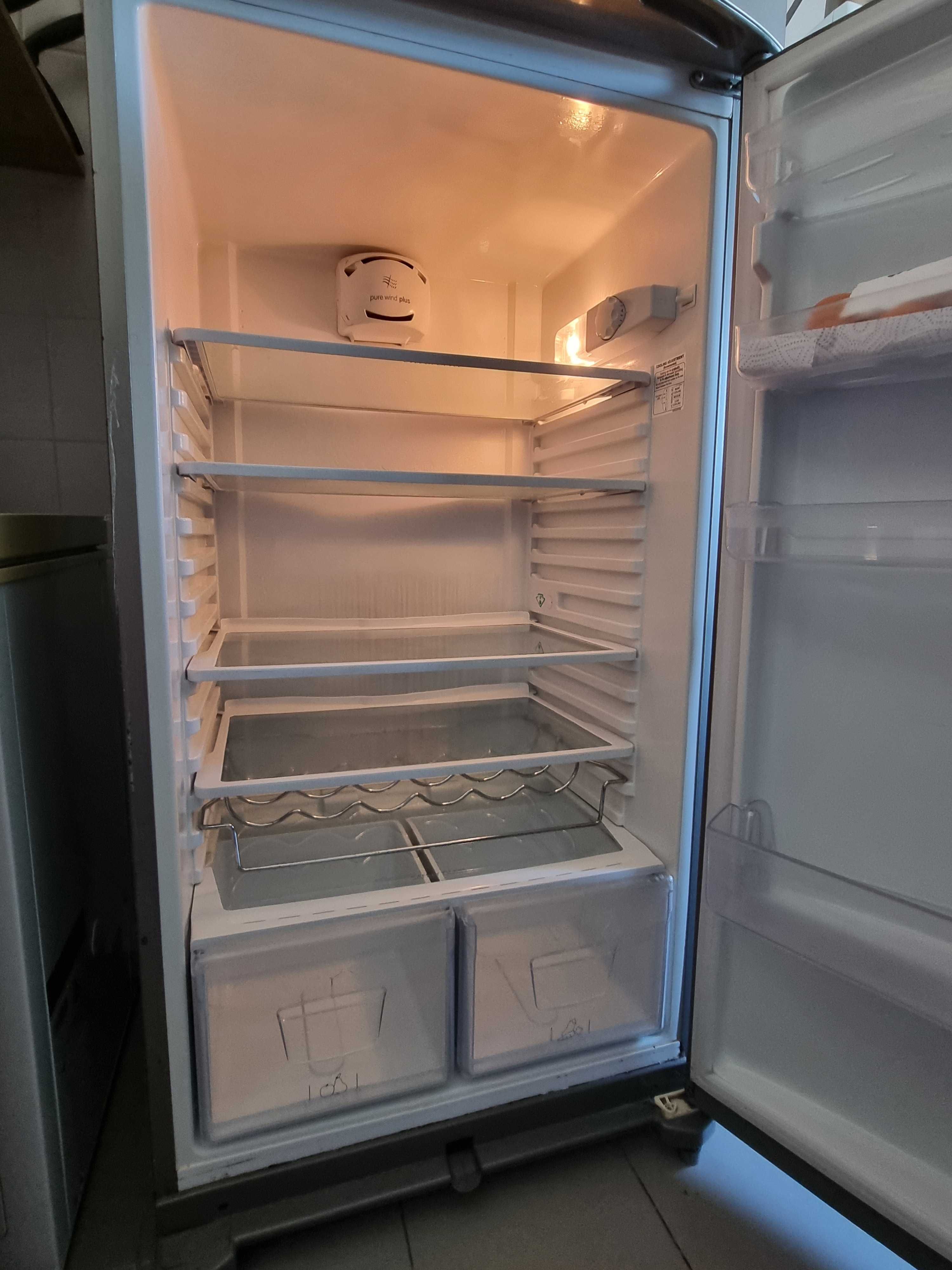 Frigorífico HOTPOINT usado em excelente estado.