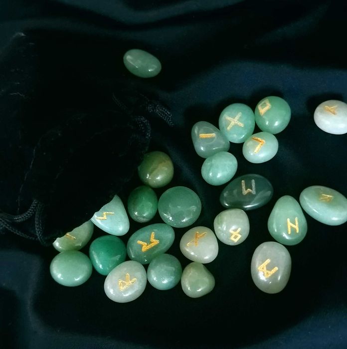 Скандинавские руны для гадания из натурального камня зеленый флюорит