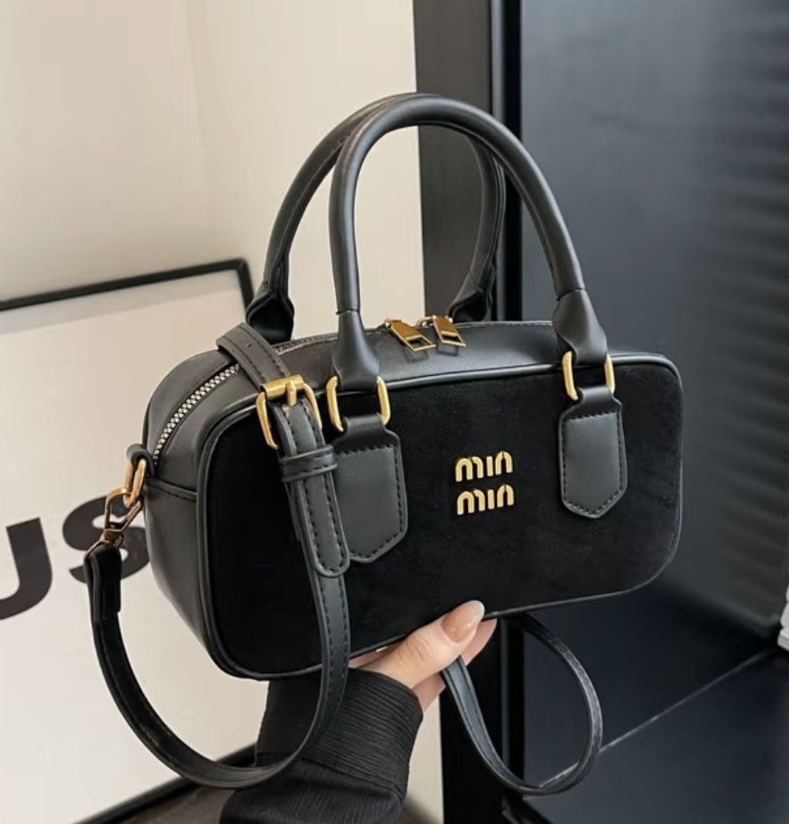 Чорна сумочка в стилі MIU MIU