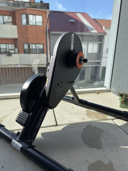 Rolo de treino Van Rysel D100 com Zwift Cog