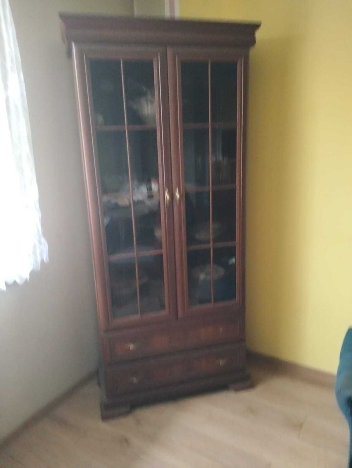 Sprzedam stół,komodę oraz 2 witryny