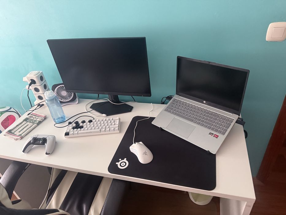 Duas Secretarias brancas