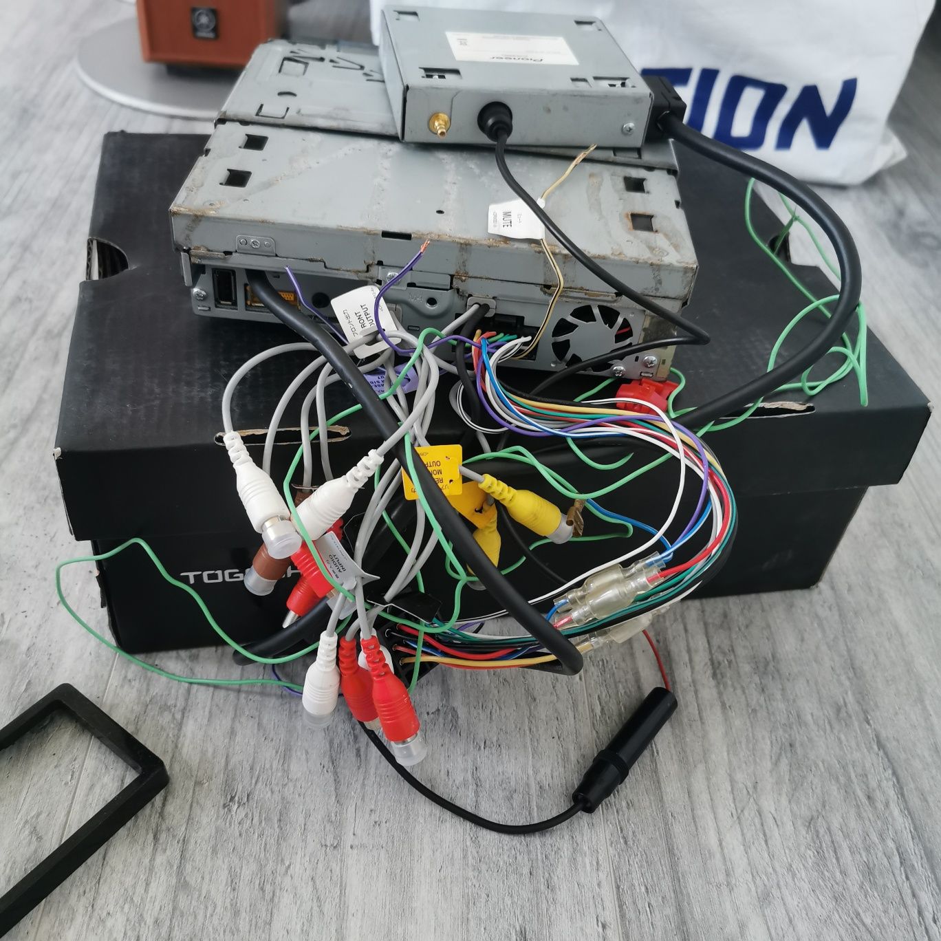 Sprzedam zestaw wzmacniacz, radio i subwoofer