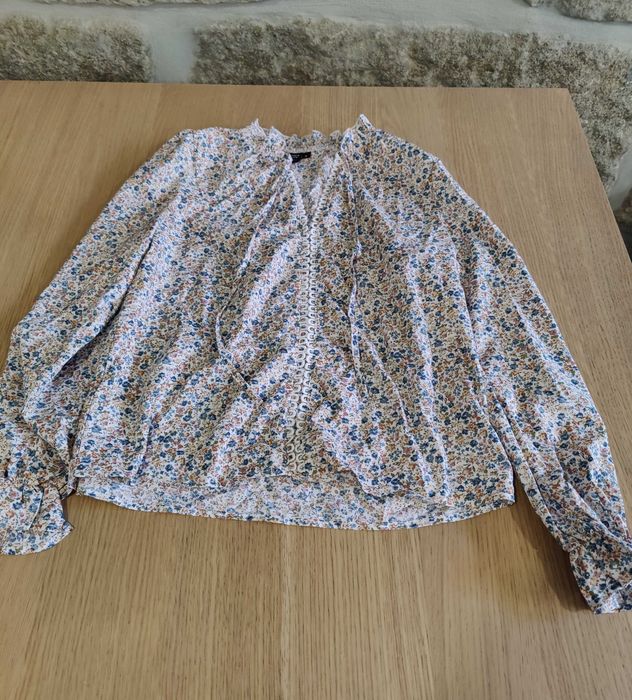 Blusa com padrão florido