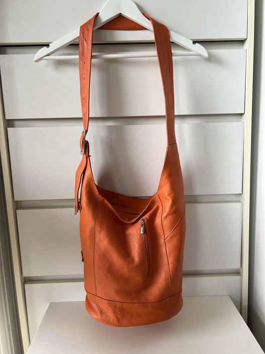 Pomarańczowa skórzana torebka worek na długim regulowanym pasku