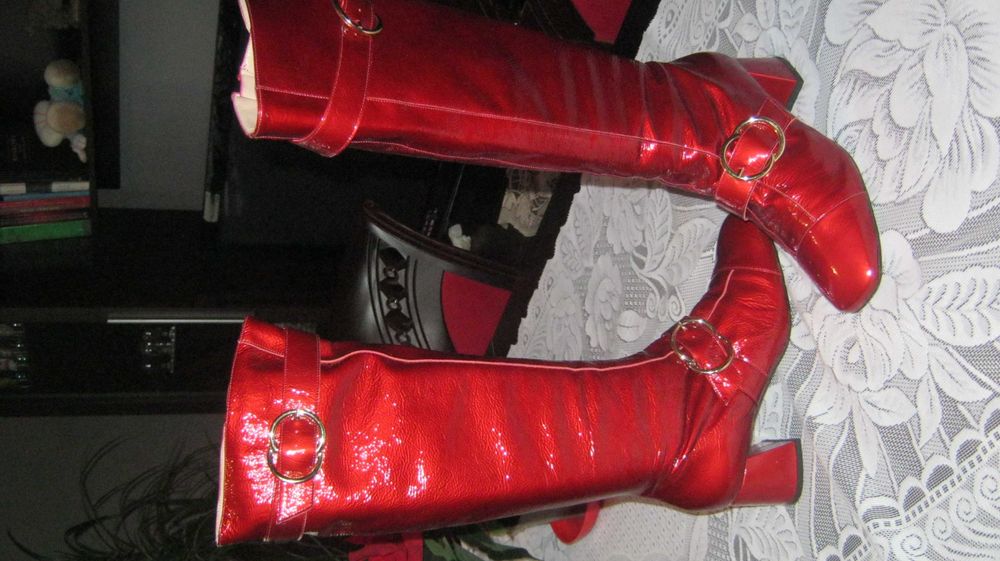 Eksluzywne hiszpańskie kozaki  ze skóry naturalnej lakierowanej.