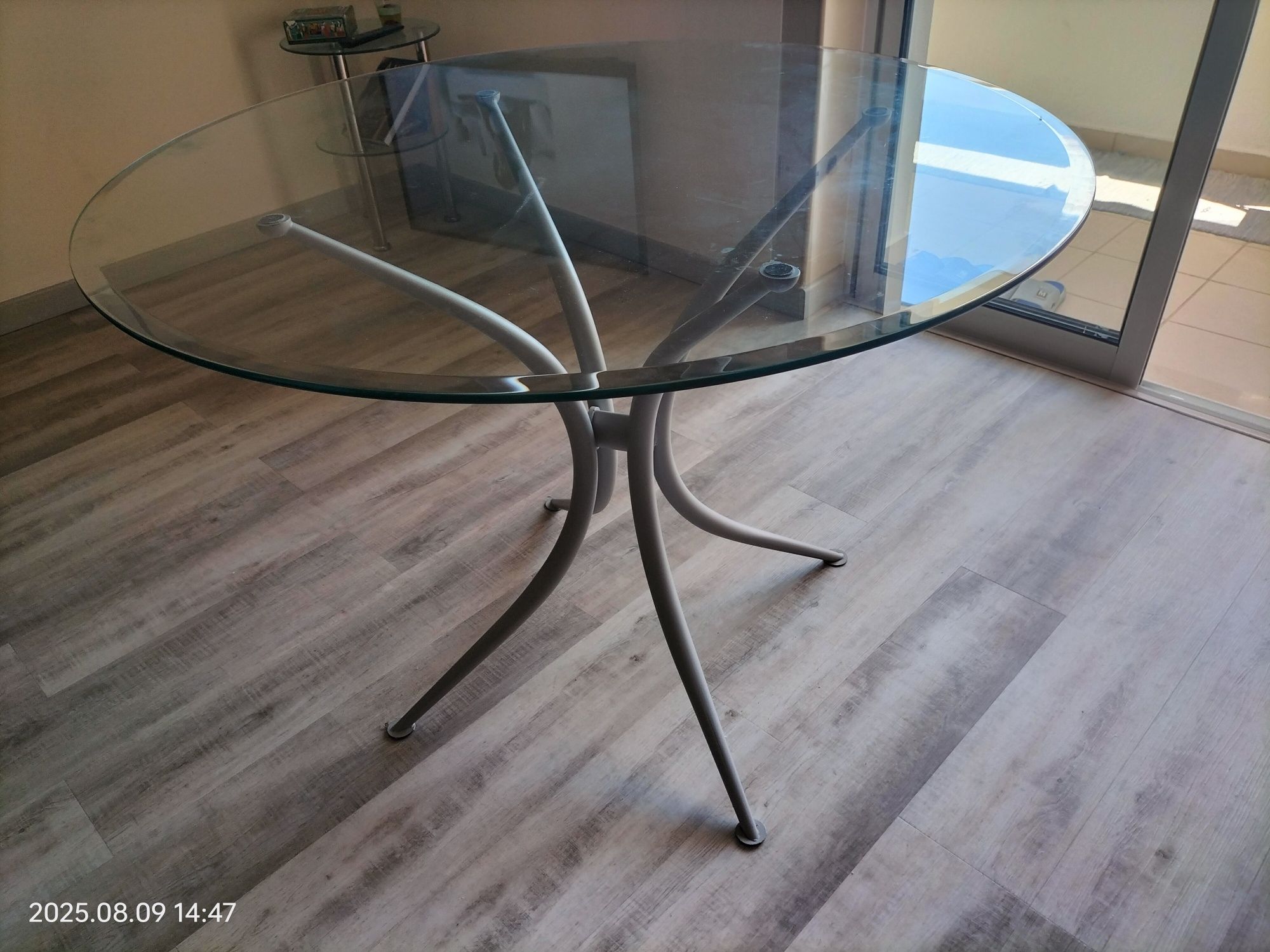 Mesa com tampo de vidro