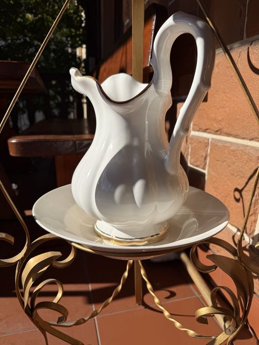 Toaletka z misą i dzbanem