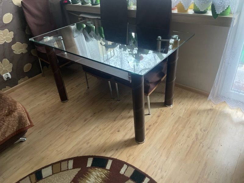 Stół szklany z półką