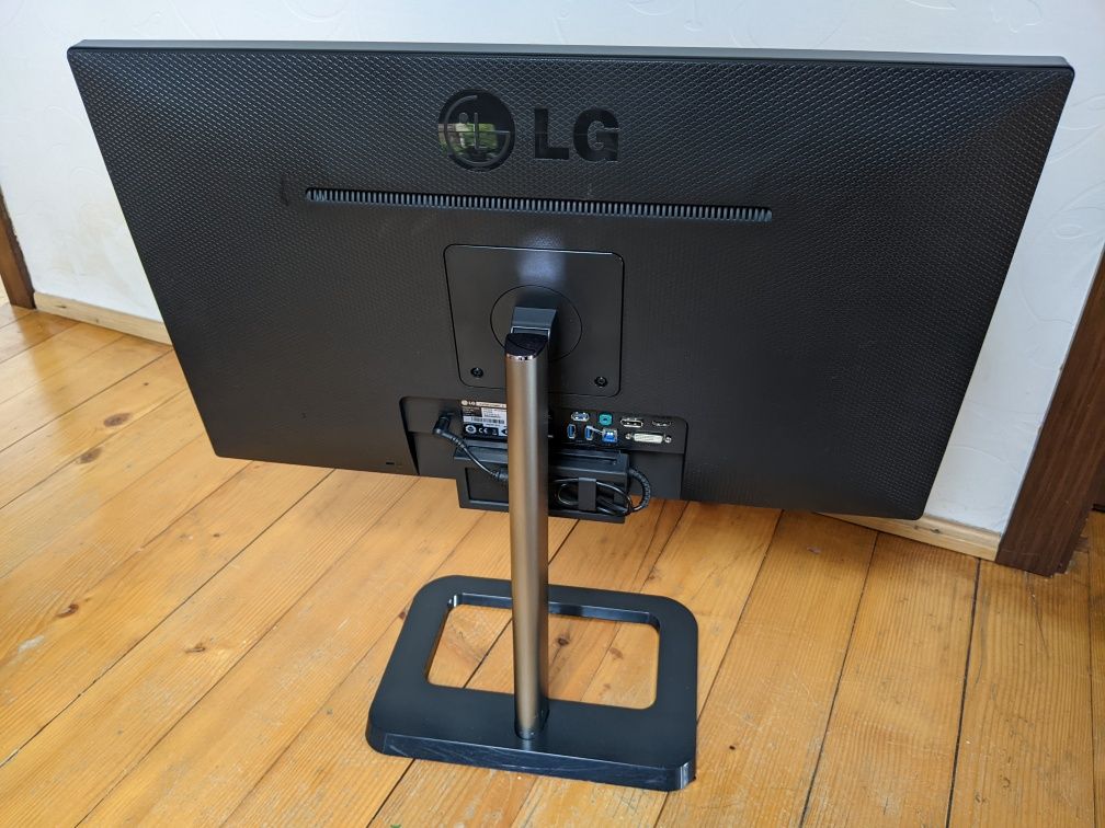 Monitor 27" LG 27EA83R - uszkodzona matryca