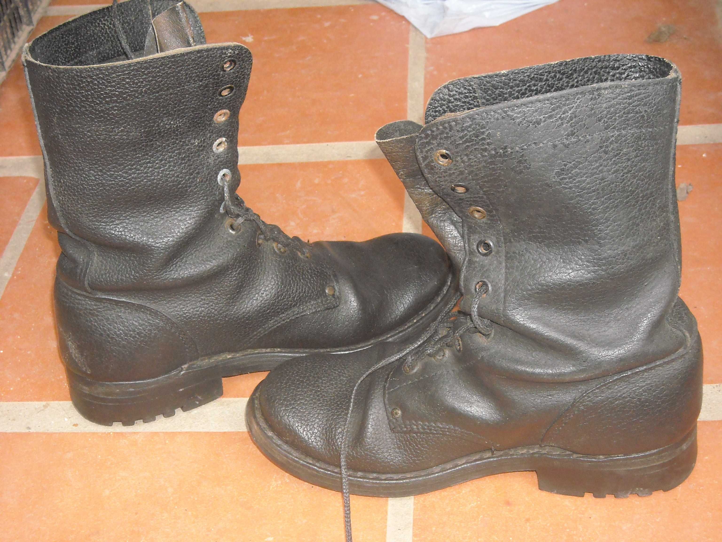 Botas da tropa antigas com pouco uso