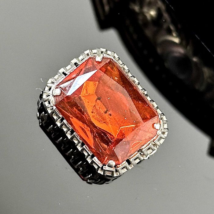 Srebrna broszka z kamieniem cytrynowym z Anglii końca lat 60. XX wieku