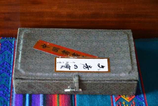 Caixa com material de caligrafia chinesa.
