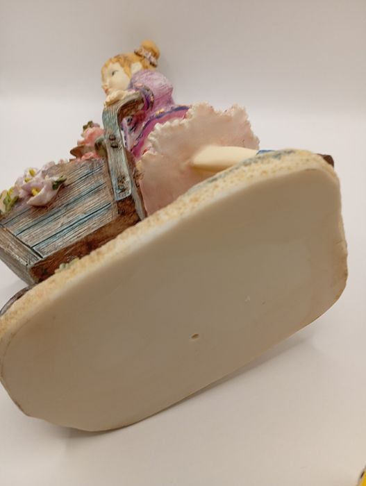 Figurka dziewczynki z taczką