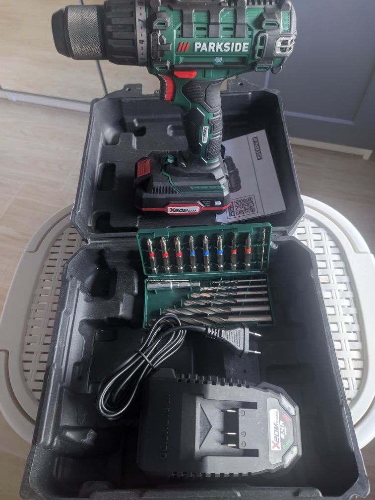 Parafusadeira e Furadeira  Profissional Com Bateria. Nova