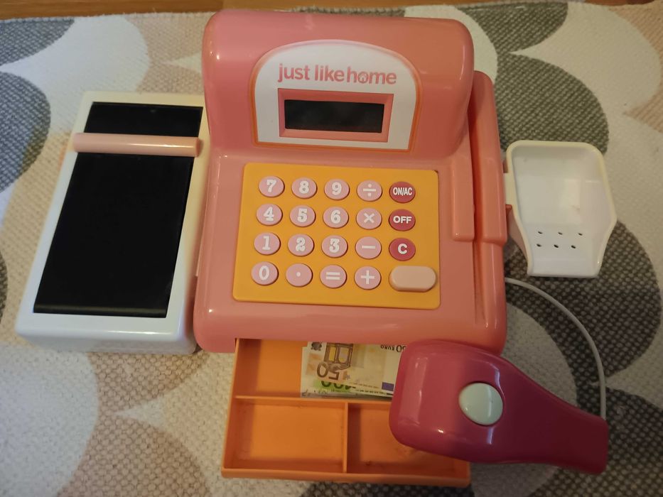 Cozinha com variados Artigos e  Casa de Bonecas com acessórios